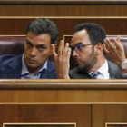 El líder del PSOE, Pedro Sánchez, conversa con el portavoz parlamentario de su partido, Antonio Hernando, en una imagen de archivo.