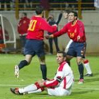 Vicente recibe a Tristán, tras su centro con el que logró el primer gol