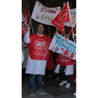 Protesta de los sindicatos con la que recibieron a la consejera Casado en su visita al Hospital de León. DL