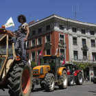 Los tractores recorrieron las principales calles de León, en la imagen, entrando por la avenida Independencia (derecha) y en la plaza de la Inmaculada. FERNANDO OTERO