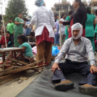 Algunos heridos reciben tratamiento en las puertas del Hospital de Katmandú.