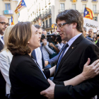 La alcaldesa de Barcelona, Colau, saluda al presidente de la Generalitat, Puigdemont. QUIQUE GARCÍA