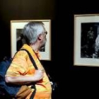 Un visitante contempla una de las imágenes recogidas en este festival fotográfico salmantino