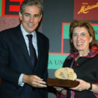 La consejera de Cultura de Castilla y León, María José Salgueiro, recoge el premio al Patrimonio de