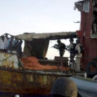 Varios soldados atacan un barco de piratas en una imagen de archivo