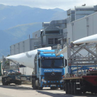 Camiones cargados con palas eólicas, ayer tarde en la explanada de la factoría de LM en el polígono de Santo Tomás (Ponferrada). L. DE LA MATA