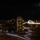 Imagen noturna el Museo de la Enegía con el puente del Centenario al fondo. ANA F. BARREDO
