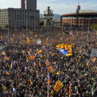 Miles de personas participan en la manifestación independentista convocada por la ANC con motivo de la Diada del 11 de septiembre, en Barcelona. ENRIC FONTCUBERTA