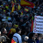 Miles de personas llenan esta sábado la plaza de Cibeles de Madrid con banderas de España, convocadas por diversas asociaciones para protestar contra el Gobierno de Pedro Sánchez y "en defensa" de la Constitución. EFE / VÍCTOR LERENA