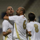 Jito es felicitado por sus compañeros de equipo, en el partido contra el Estepona.