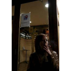 Una trabajadora fuma un cigarrillo a la puerta de un centro