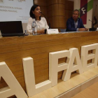 Rosa Conde, directora gerente de Alfaem, y Joaquín S. Torné, director del Diario de León, ayer durante la conferencia. RAMIRO