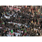 Miles de personas secundaron la manifestación en Barcelona contra los recortes.