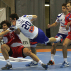 El pivote del Reale Ademar Gonzalo Carou pugna por el balón con Lazic, jugador del Granollers.