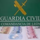 La sustancia y el dinero intervenidos al responsable de un local destinado al ocio, en La Bañeza