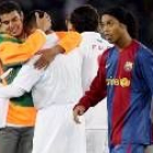 Ronaldinho abandona el campo  mientras el rival celebra el título