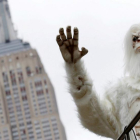 Un hombre disfrazado de Yeti en una carroza, en Nueva York (EEUU) en octubre del 2016