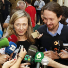 Rosell, acompañada por Pablo Iglesias, atiende a los medios el pasado mes de abril. SERGIO BARRENECHEA
