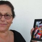 Giovanna Gianelli, dueña de la pizzería Isola di Capri de Phillip Island, posa con una fotografía en la que aparece con Marc Márquez.