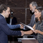 Juan Vidal y Víctor Pisabarro recibieron el diploma de la beca de la Fundación La Caixa de la mano de la reina Letizia. DL