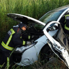 El coche siniestrado en San Pedro Bercianos. BOMBEROS DE LEÓN