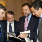 Mariano Rajoy conversa con Eduardo Zaplana, Jaime Mayor Oreja y Ángel Acebes, ayer, en Santiago
