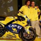 Valentino Rossi y Colin Edwards en la presentación oficial de la escudería Camel Yamaha para el 2006