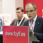 Marcelino Maté dirigiéndose a la asamblea general de la FCYLF. DL