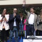 El presidente autonómico Alfonso Fernández Mañueco, entre el candidato de Ponferrada Marco Morala y la líder del PP en León, Ester Muñoz. L. DE LA MATA