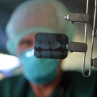 Un médico analiza una prueba diagnóstica.
