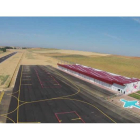 Las instalaciones del aeródromo de Los Oteros acogerán exhibiciones de vuelo acrobático y paracaidismo.