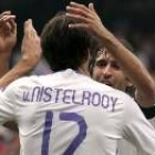 El delantero madridista Ruud Van Nistelrooy recibe la felicitación de su compañero Raúl González