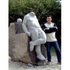 Amancio González posa junto a una de sus esculturas