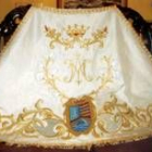 El manto, bordado por una benedictina de León, le será impuesto a la Virgen del Pilar el viernes