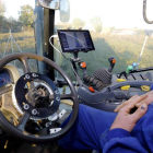 Pablo Miguélez trilla su finca antes de sembrar, sentado cómodamente en su tractor, sin necesidad de usar el volante gracias a las coordenadas del GPS. MARCIANO PÉREZ