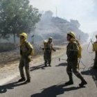 Las brigadas de extinción tuvieron que emplearse a fondo para que las llamas no llegaran a las casas