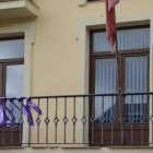 Los vecinos colocaron lazos en el balcón municipal en recuerdo de las víctimas del maltrato. ACACIO