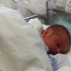 Martín, el primer bebé nacido en el 2011, duerme plácidamente en su cuna.