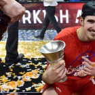 Nando de Colo, la estrella del CSKA, con el trofeo de campeones de la última Euroliga.