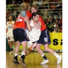 Garabaya es bloqueado por dos jugadores noruegos
