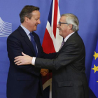 Juncker recibe al primer ministro británico, Cameron, en la sede de la CE en Bruselas.