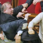Varios parlamentarios se pelean en la sede del Parlamento ucraniano en Kiev.