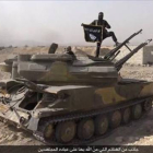 Imagen publicada en Facebook desde la página Rased Newa Network, afiliada al Estado Islámico. En la captura se puede ver a un militante sobre un tanque de las fuerzas sirias en la ciudad de Quariatain.