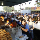Imagen del reparto de los bocadillos de chorizo al vino en la tarde de ayer en Valdevimbre.