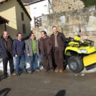 Luis Aznar hace entrega del quad quitanieves a la junta vecinal de Horcadas