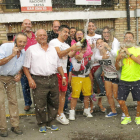 Varios de los agraciados celebran por todo lo alto el premio.