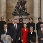 Antonio Colinas, segundo por la derecha, debajo, junto a Concha Velasco, los reyes y otros artistas participantes. BALLESTEROS