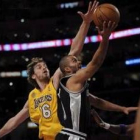 Paul Gasol intenta taponar una entrada a canasta de Tony Parker