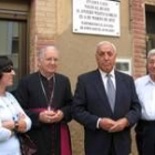 El obispo y el alcalde tras descubrir la placa en la casa natal del beato