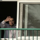 Mubarak saluda desde el Hospital Militar Maadi donde ha estado recluido, en octubre del 2016.